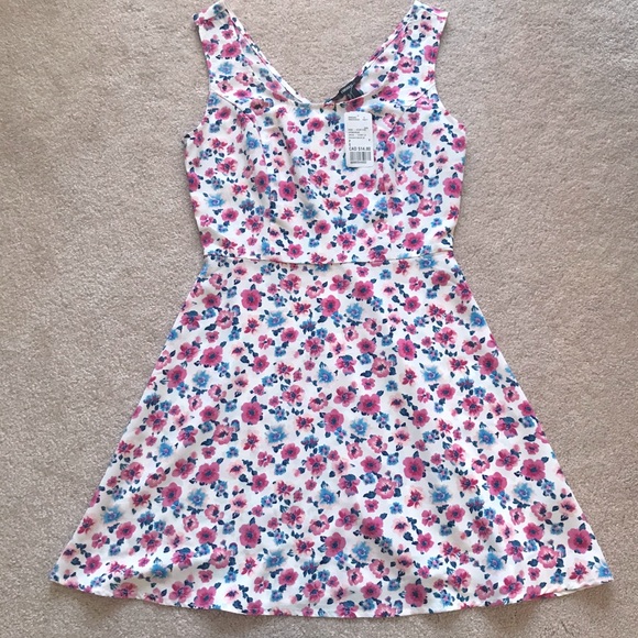 Forever 21 Dresses & Skirts - ⭐️3 for$20⭐️NWT Forever 21 floral dress size small